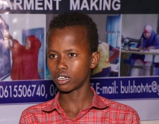 Maxamed Macallin Xaamud oo ka warbixinayo faa’iidada uu ka helay barashadiisa harqaanka baaqna u diray dhallinyarada.